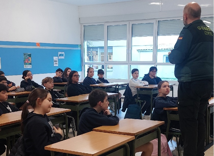Charla de la Guardia Civil con alumnos de ESO