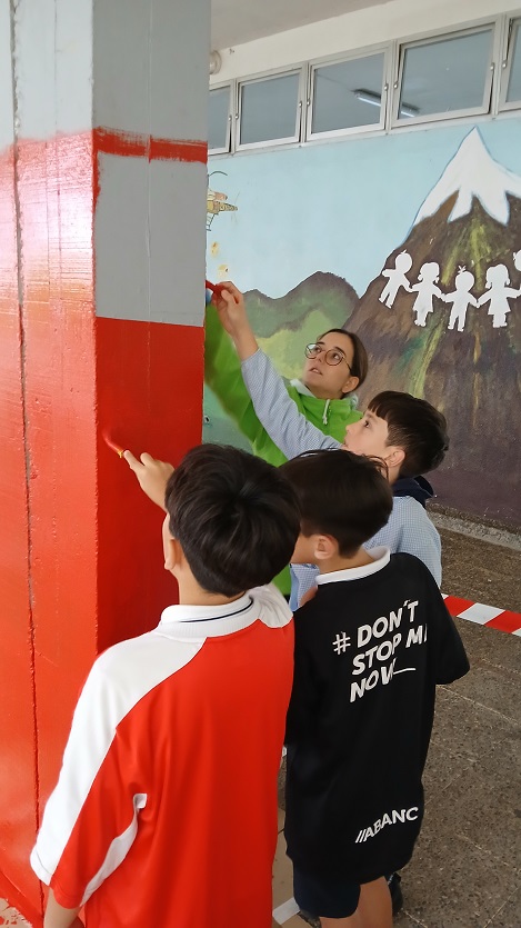 Alumnos y profesores pintando las columnas