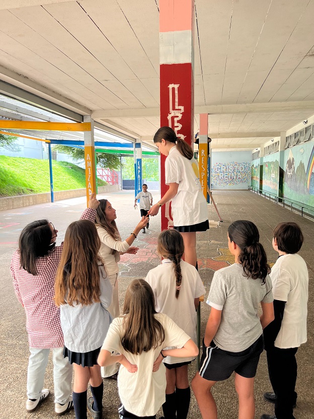 Alumnos y profesores pintando el patio