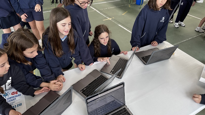 Proyecto con MacBook en la feria de ciencias