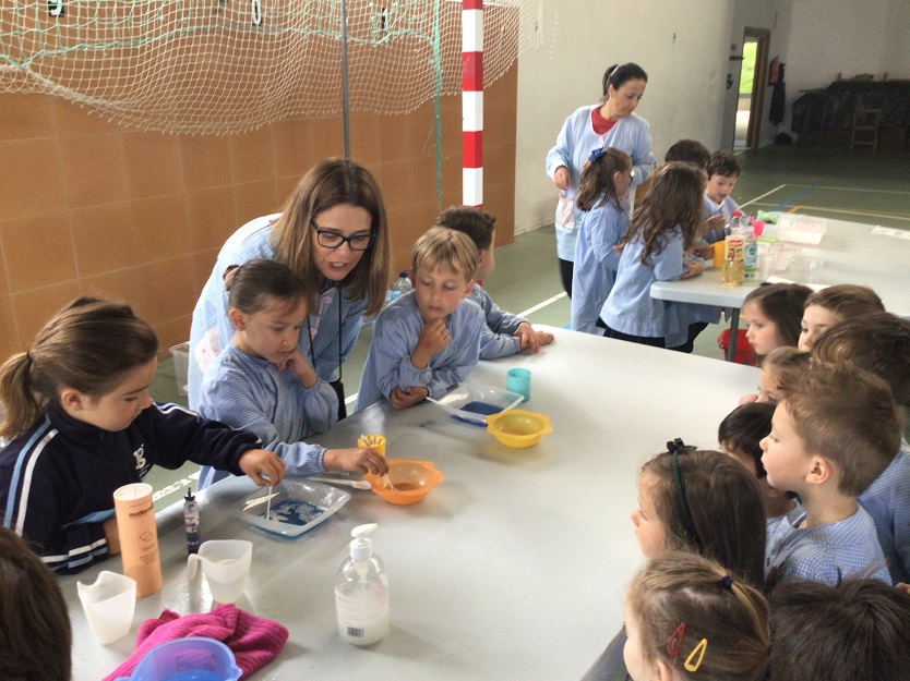 Alumnos de Infantil en la feria de ciencias