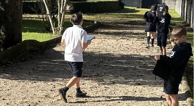 Alumnos de Primaria trabajando con iPads